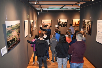 Jugendliche in der Foto-Ausstellung über Fluchtgeschichten.