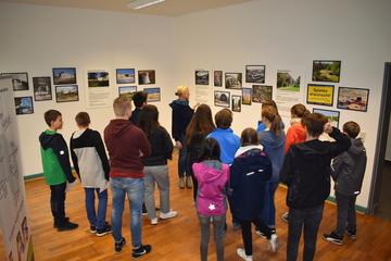 Jugendliche in der Foto-Ausstellung über die Standorte in Niedersachsen.