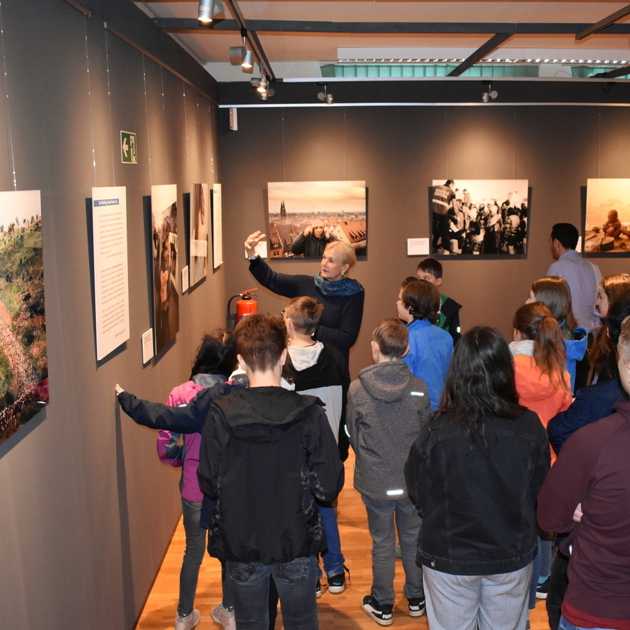 Jugendliche in der Foto-Ausstellung über Fluchtgeschichten.