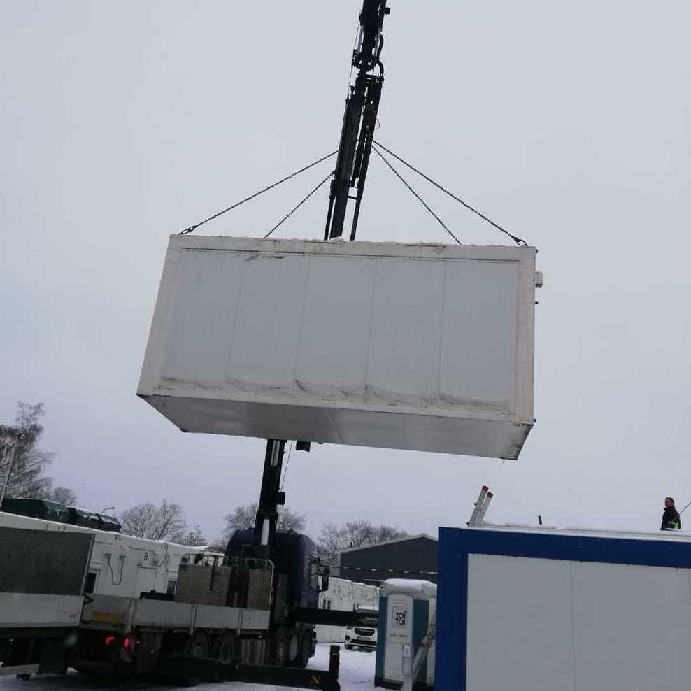 Transport eines Wohncontainers am Standort Braunschweig