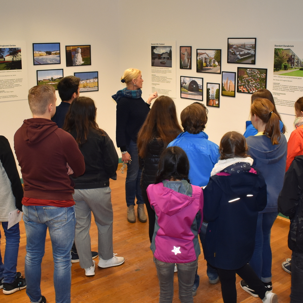 Jugendliche in der Foto-Ausstellung über die Standorte in Niedersachsen.